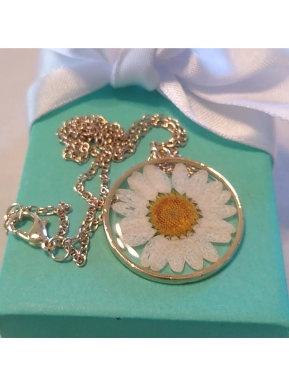 Gold tone linked Chain with Genuine Daisy Necklace